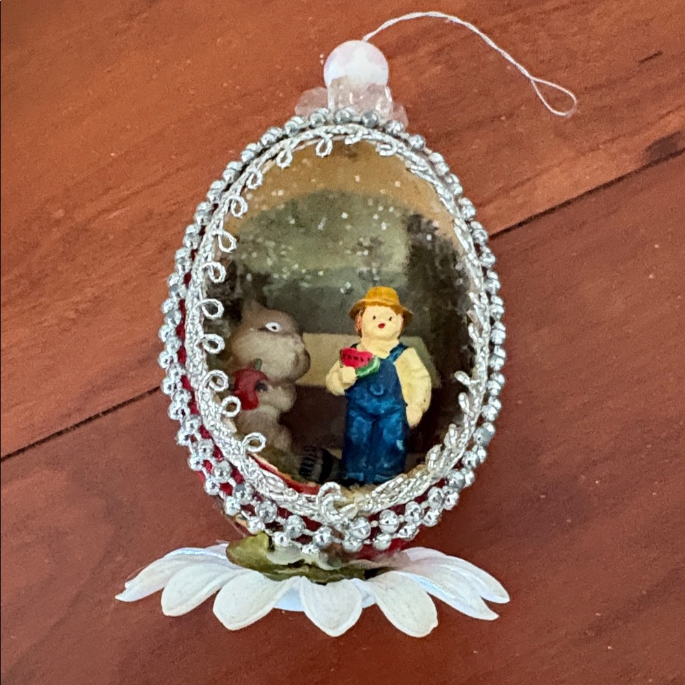 Handmade Christmas Egg Diorama Ornament Vintage Beaded Folk Art - Picture 8 of 9